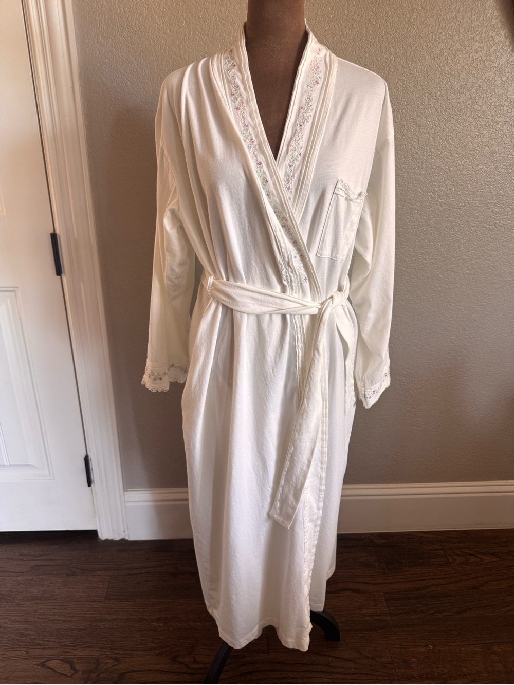 Eileen West Small Ivory 100% Cotton Floral Embroidered Traditional Robe